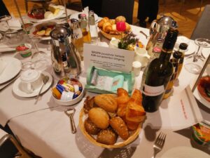 Handybett und Weinflasche